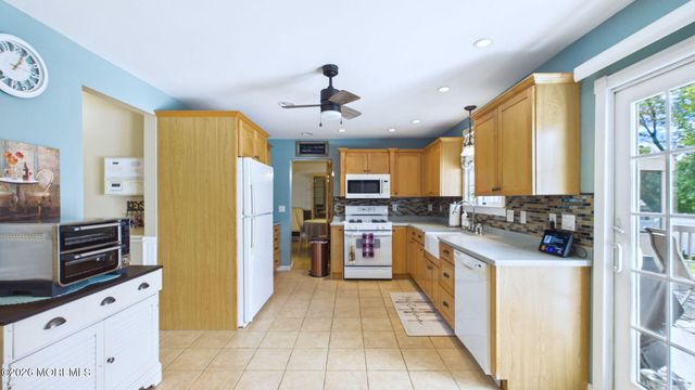 13 Lee Road, Manalapan, NJ 07726