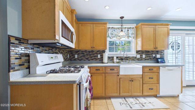 13 Lee Road, Manalapan, NJ 07726