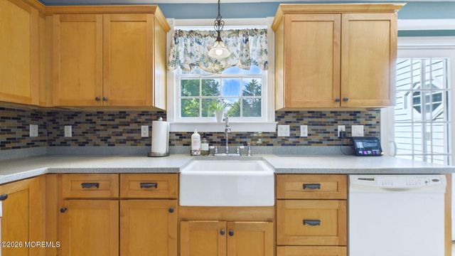 13 Lee Road, Manalapan, NJ 07726