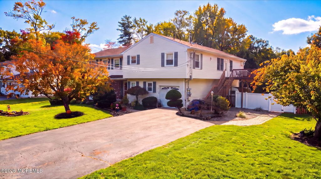 13 Lee Road, Manalapan, NJ 07726