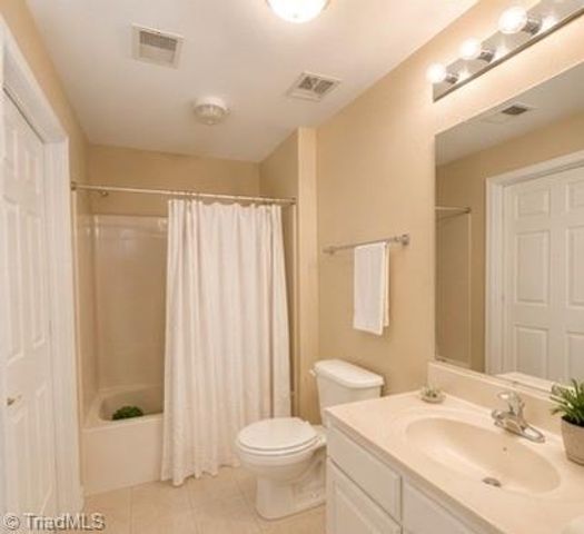 6941 Hanesbrook Circle, Clemmons, NC 27012