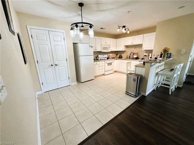 6941 Hanesbrook Circle, Clemmons, NC 27012