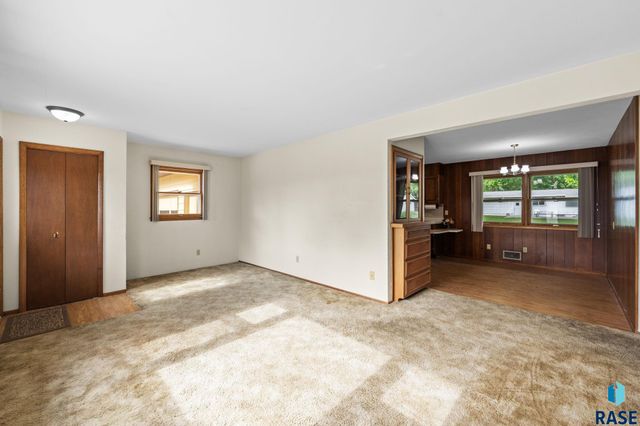1301 S Joliet Ave Avenue, Sioux Falls, SD 57110