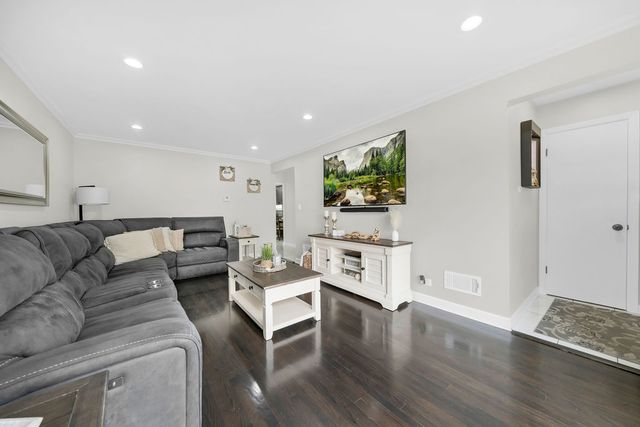 6449 S Kenneth Avenue, Chicago, IL 60629
