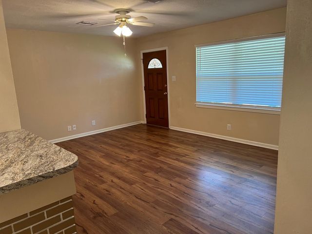 110 S Oleander Street, Lake Jackson, TX 77566