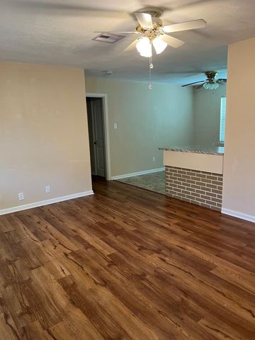 110 S Oleander Street, Lake Jackson, TX 77566