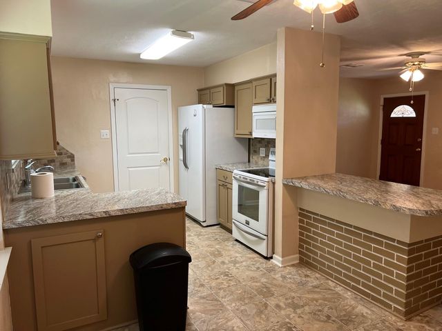 110 S Oleander Street, Lake Jackson, TX 77566