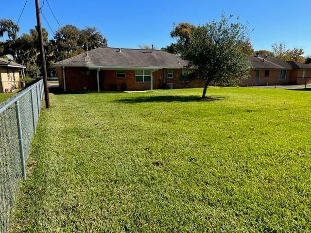 110 S Oleander Street, Lake Jackson, TX 77566