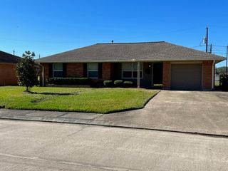 110 S Oleander Street, Lake Jackson, TX 77566
