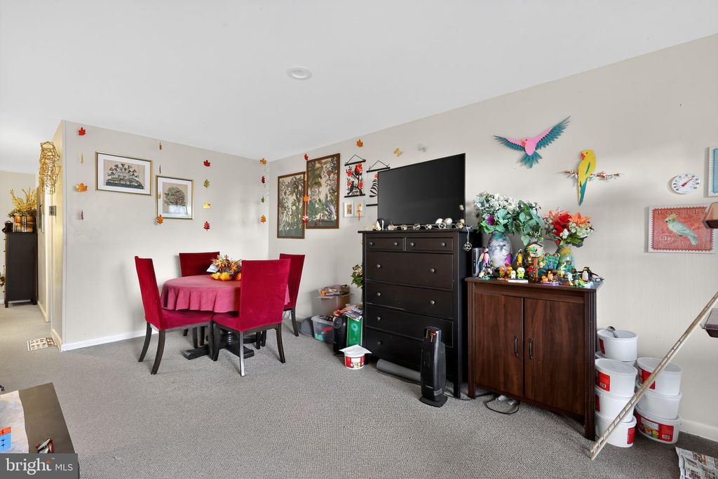 Image 11 of property listing at 7400 LAKEVIEW DR #N203, Bethesda, MD 20817