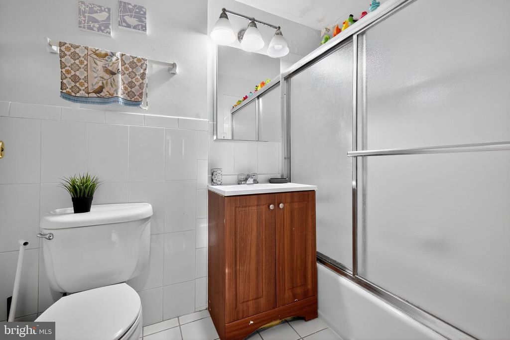 Image 17 of property listing at 7400 LAKEVIEW DR #N203, Bethesda, MD 20817