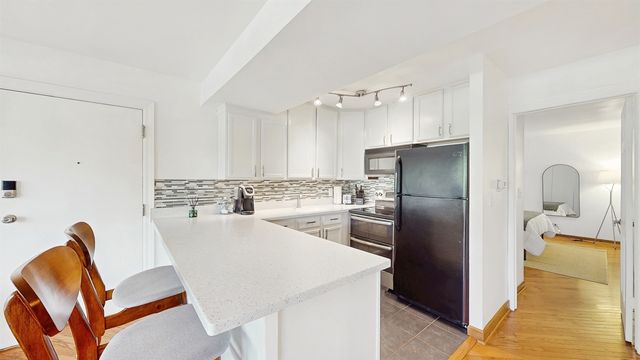 5880 Forest View Road C, Lisle, IL 60532