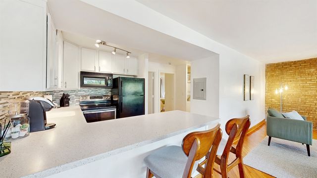 5880 Forest View Road C, Lisle, IL 60532