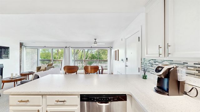 5880 Forest View Road C, Lisle, IL 60532