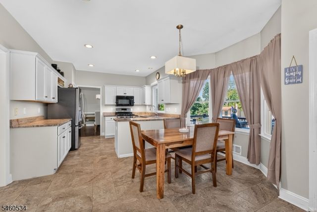 6 Pinewood Rd, Holland Twp., NJ 08848