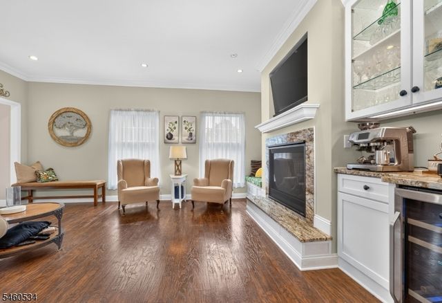 6 Pinewood Rd, Holland Twp., NJ 08848