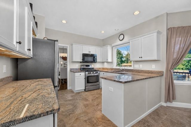 6 Pinewood Rd, Holland Twp., NJ 08848
