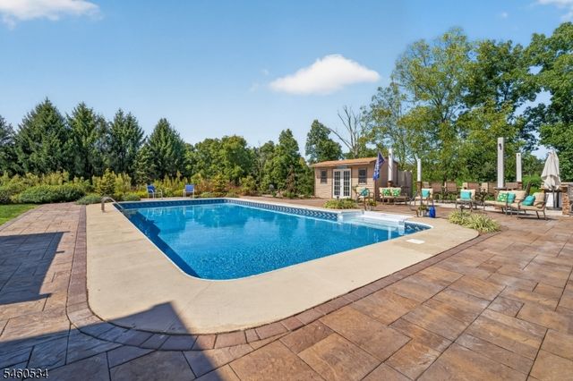 6 Pinewood Rd, Holland Twp., NJ 08848