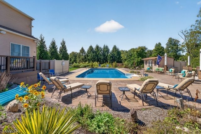 6 Pinewood Rd, Holland Twp., NJ 08848