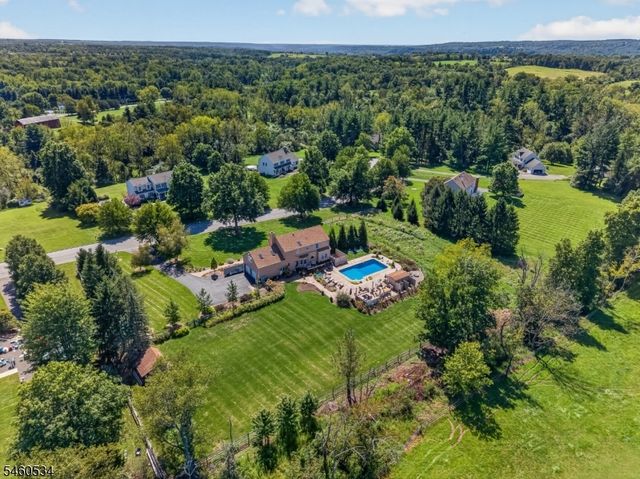 6 Pinewood Rd, Holland Twp., NJ 08848