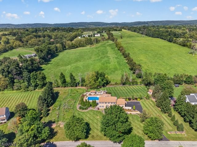 6 Pinewood Rd, Holland Twp., NJ 08848