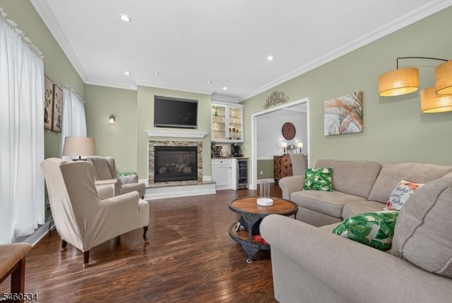 6 Pinewood Rd, Holland Twp., NJ 08848