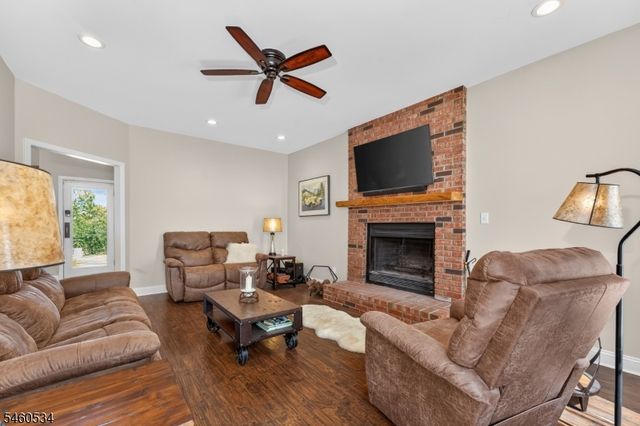 6 Pinewood Rd, Holland Twp., NJ 08848