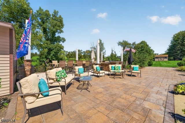 6 Pinewood Rd, Holland Twp., NJ 08848