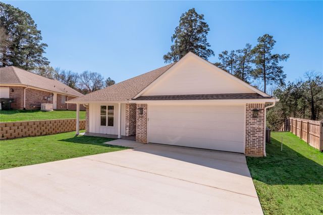 825 Village Gate Circle, Nacogdoches, TX 75961