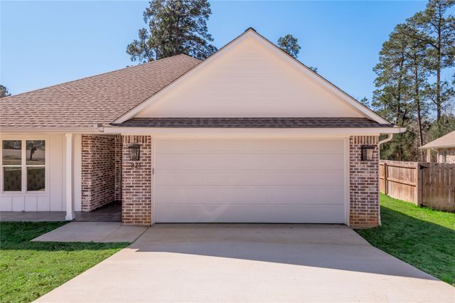 825 Village Gate Circle, Nacogdoches, TX 75961