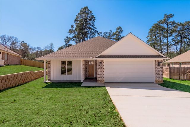 825 Village Gate Circle, Nacogdoches, TX 75961