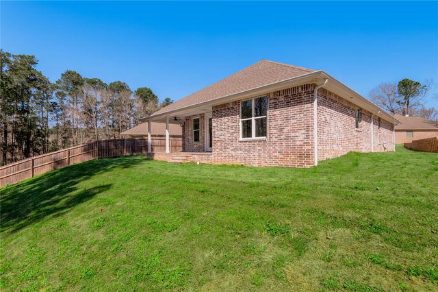 825 Village Gate Circle, Nacogdoches, TX 75961