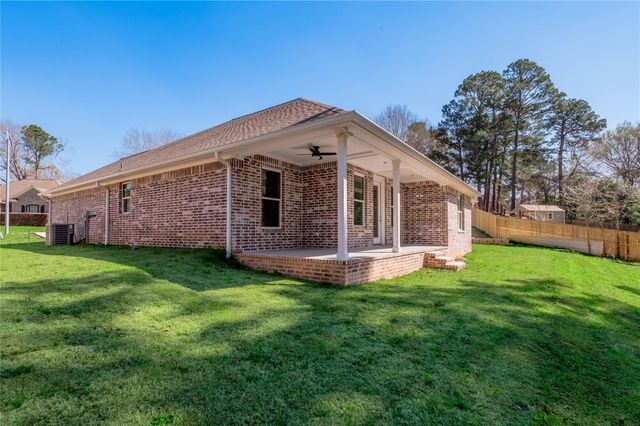 825 Village Gate Circle, Nacogdoches, TX 75961