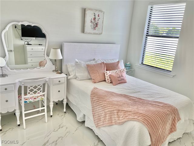 915 SW Embers TER, Cape Coral, FL 33991