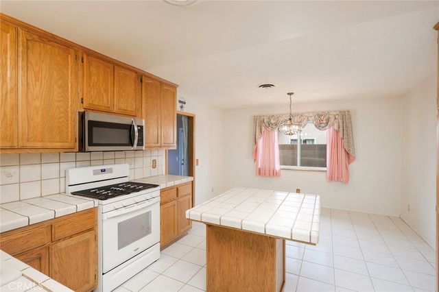 38514 Carolside Avenue, Palmdale, CA 93550