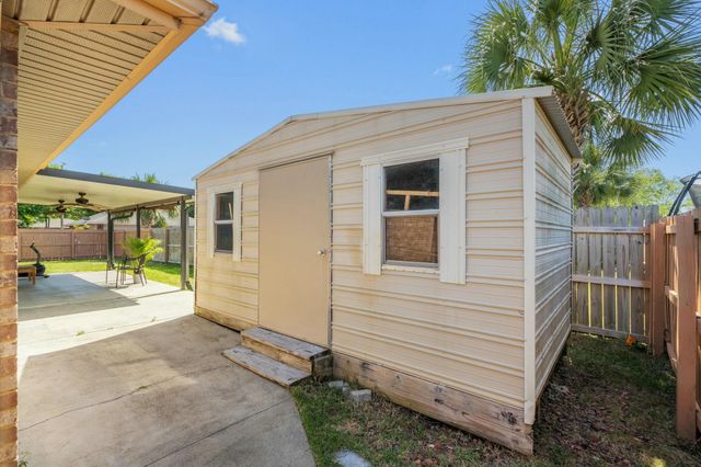 1863 Bay Pine Circle, Gulf Breeze, FL 32563