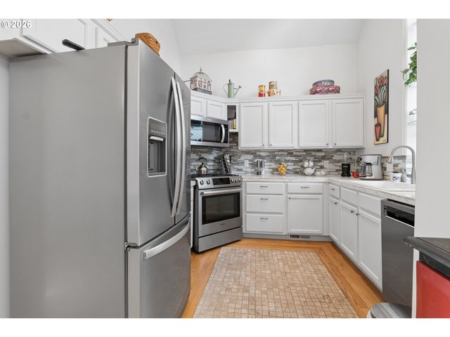 327 S 46TH St, Springfield, OR 97478