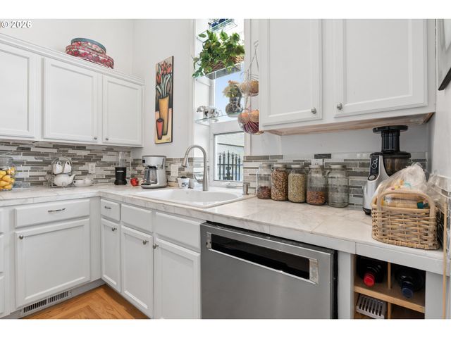 327 S 46TH St, Springfield, OR 97478