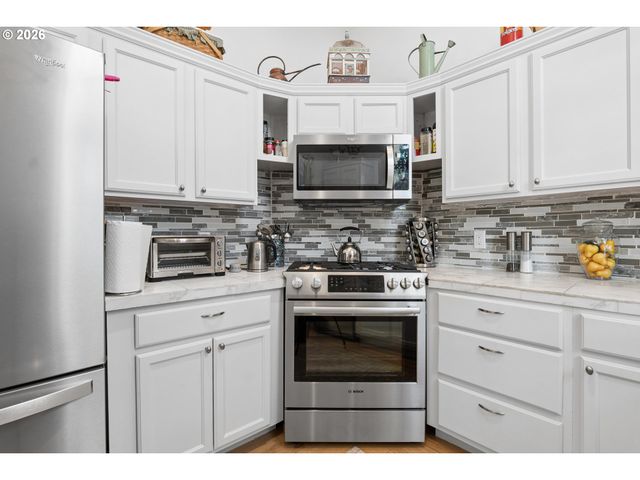 327 S 46TH St, Springfield, OR 97478