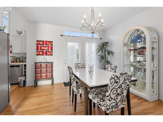 327 S 46TH St, Springfield, OR 97478