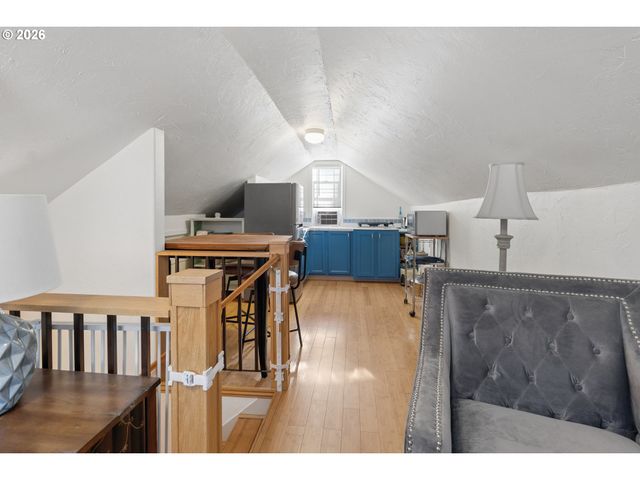 327 S 46TH St, Springfield, OR 97478