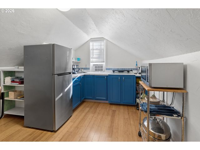 327 S 46TH St, Springfield, OR 97478