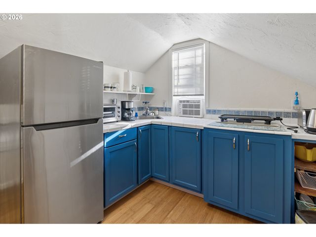 327 S 46TH St, Springfield, OR 97478