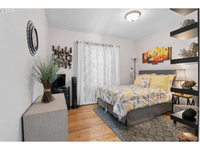 327 S 46TH St, Springfield, OR 97478