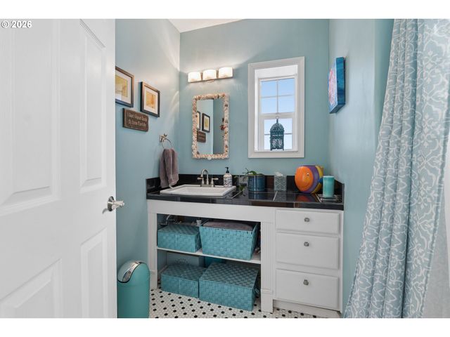 327 S 46TH St, Springfield, OR 97478
