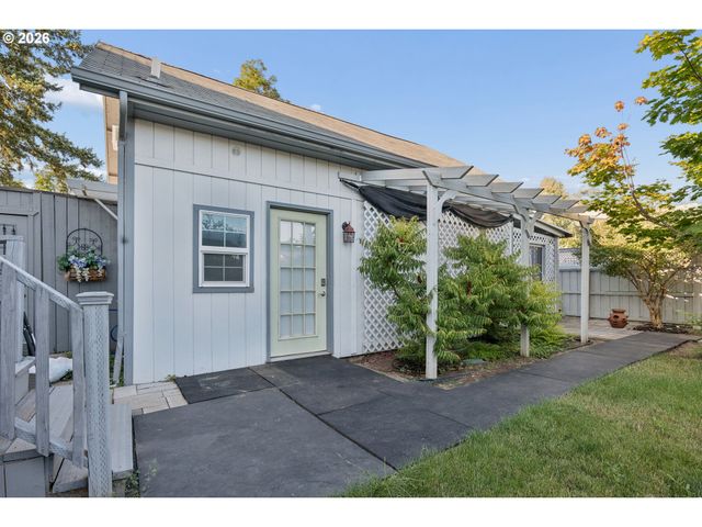 327 S 46TH St, Springfield, OR 97478