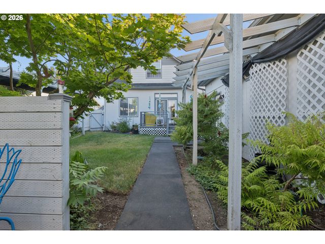 327 S 46TH St, Springfield, OR 97478