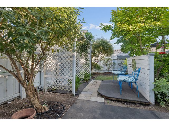 327 S 46TH St, Springfield, OR 97478