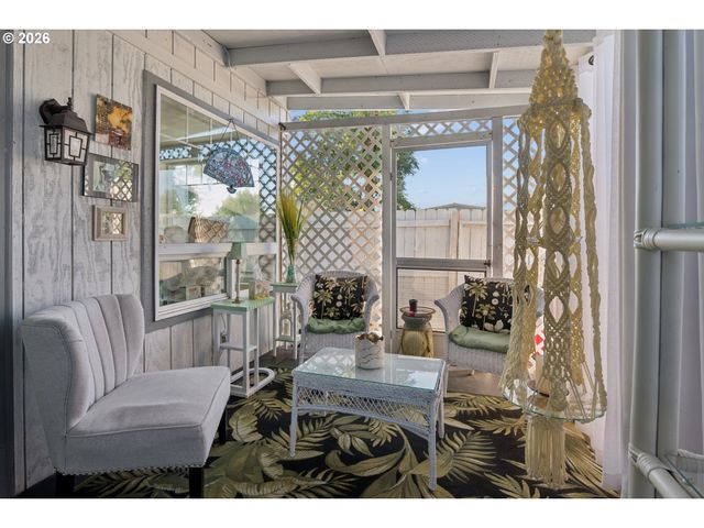 327 S 46TH St, Springfield, OR 97478