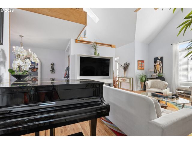 327 S 46TH St, Springfield, OR 97478